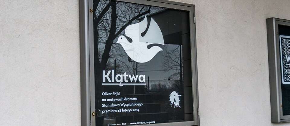 Plakat "Klątwy" w Warszawie / autor: Fratria/A.Skwarczyński