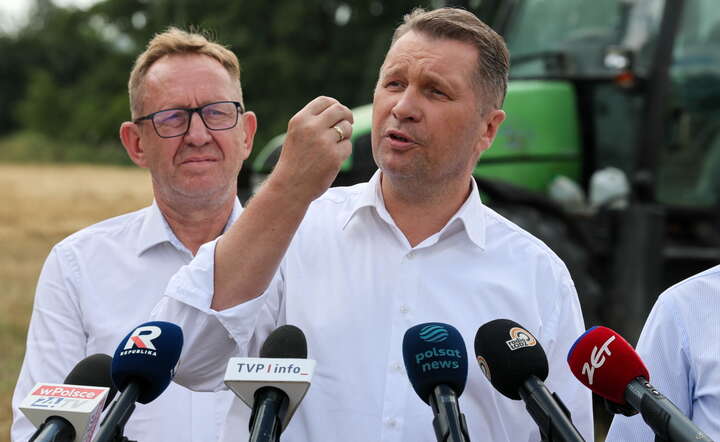 Wiceprezes PiS Przemysław Czarnek (P) i poseł PiS Robert Telus (L) podczas konferencji prasowej w ramach wizyty w gospodarstwie rolnym w miejscowości Szydłów-Kolonia (pow. piotrkowski) / autor: PAP/Ma