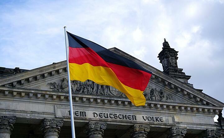 "Dem Deutschen Volke" - napis na niemieckim parlamencie / autor: Pexels.com
