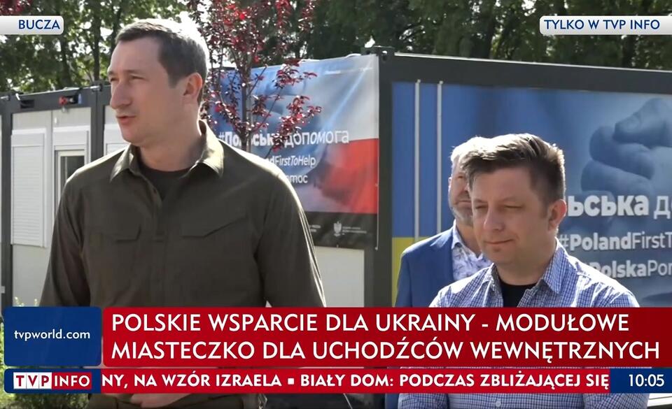 Szef KPRM Michał Dworczyk w Buczy / autor: screen TVP Info