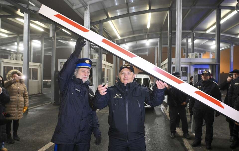 Gen. por. policji Janos Balogh i str. insp. Cornel-Laurian Stoica, szef Generalnego Inspektoratu Rumuńskiej Policji Granicznej symbolicznie otwierają granicę państwową między Rumunią a Węgrami / autor: PAP/EPA/ZSOLT CZEGLED