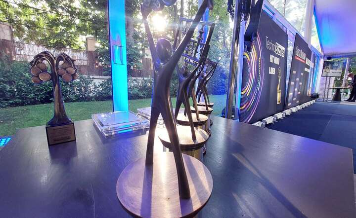 Statuetki dla nagrodzonych w Konkursach Technologicznych "Gazety Bankowej" / autor: Fratria