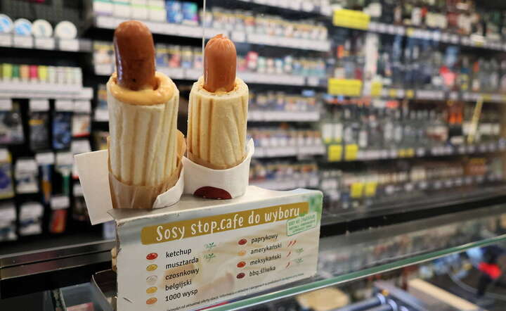 Orlen sprzedaje na swoich stacjach ponad 450 mln hot dogów rocznie. / autor: PAP / Leszek Szymański