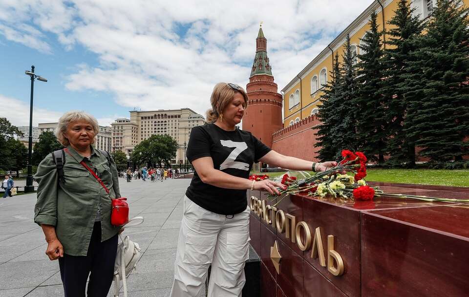 Żałoba w Moskwie po ostrzale Sewastopolu / autor: PAP/EPA/YURI KOCHETKOV