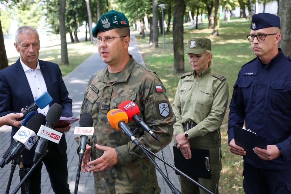 Konferencja prasowa służb w Białymstoku / autor: PAP/Artur Reszko