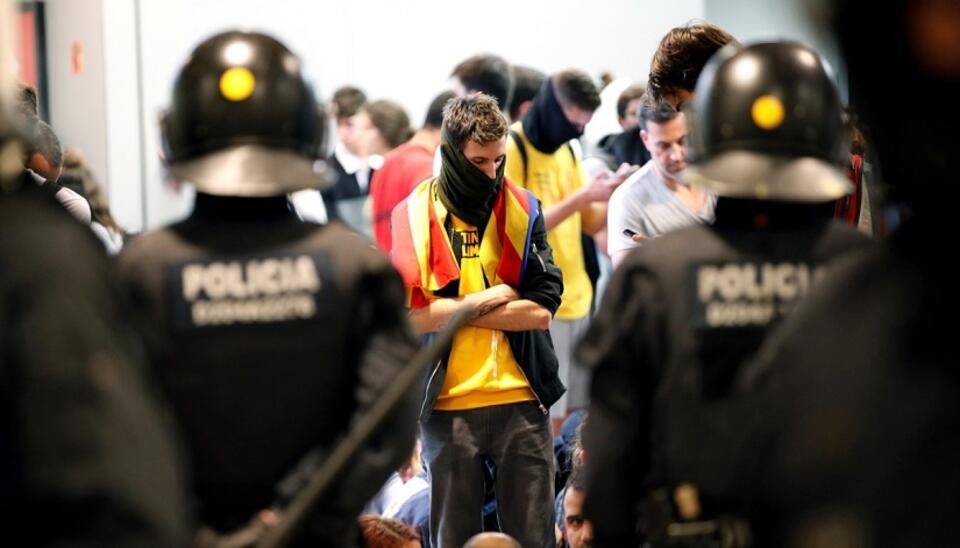Katalońska policja pilnuje demonstrantów / autor: PAP/EPA