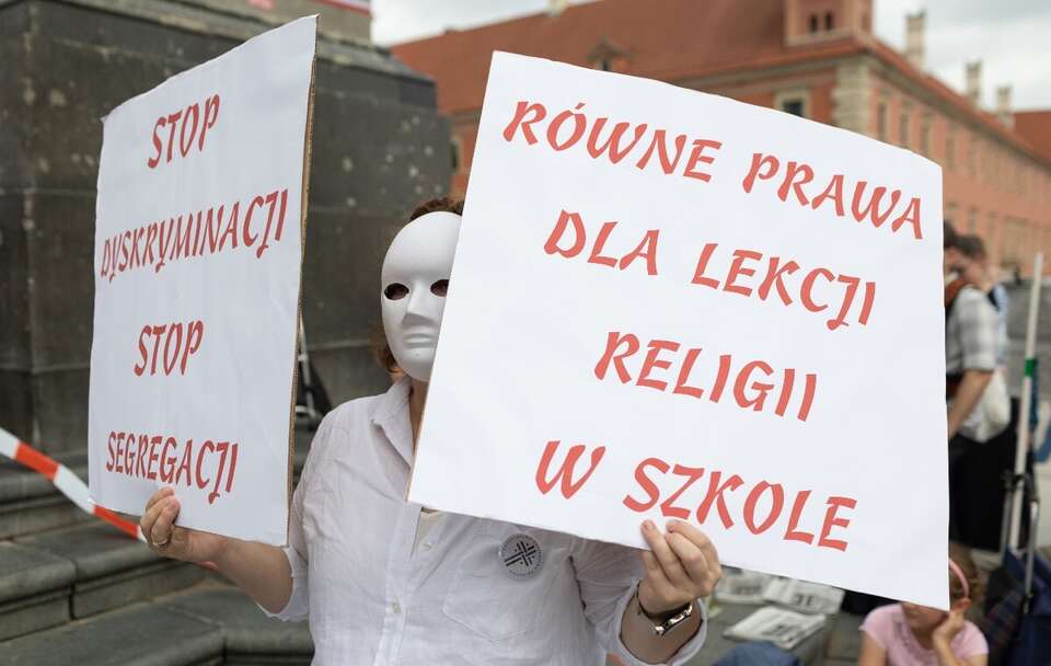 Zdj. archiwalne. Protest przeciwko likwidacji nauczania religii w szkole w Warszawie  / autor: Fratria