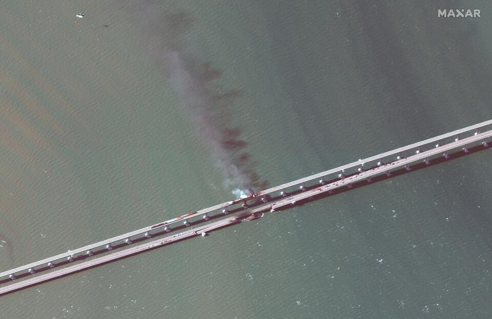 Zdjęcia satelitarne przedstawiające uszkodzenie Mostu Krymskiego / autor: PAP/EPA/MAXAR TECHNOLOGIES HANDOUT