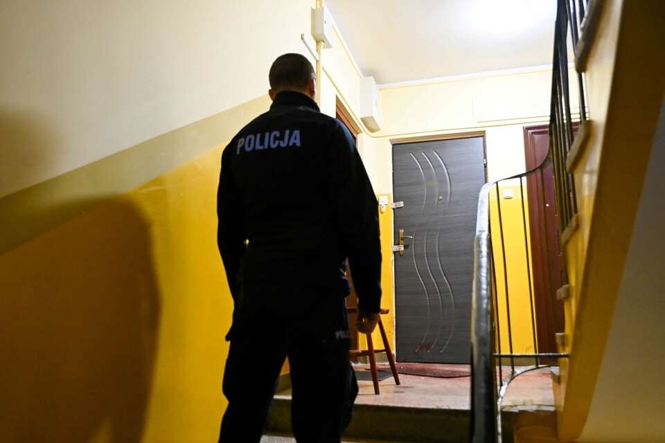 Policja przed drzwiami mieszkania w Ustce, w którym doszło do zabójstwa / autor: PAP/Piotr Kowala