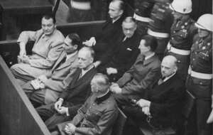Ława oskarżonych w Norymberdze. Od lewej w pierwszym rzędzie: Göring, Hess, Ribbentrop, Keitel, w drugim rzędzie: Dönitz, Raeder, Schirach, Sauckel / autor: Wikipedia/Domena publiczna