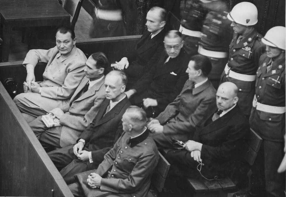 Ława oskarżonych w Norymberdze. Od lewej w pierwszym rzędzie: Göring, Hess, Ribbentrop, Keitel, w drugim rzędzie: Dönitz, Raeder, Schirach, Sauckel / autor: Wikipedia/Domena publiczna