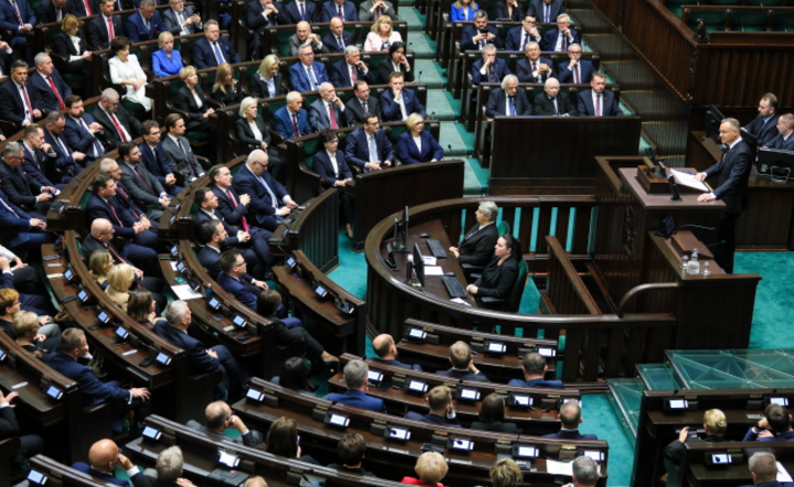 Prezydent RP przemawia podczas 1.posiedzenie Sejmu X kadencji w sali obrad Sejmu. 