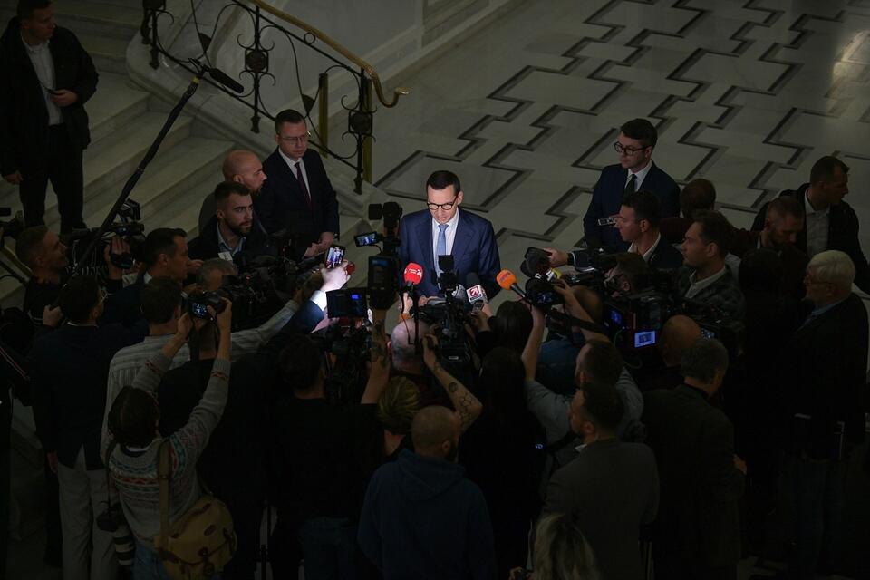 Premier Mateusz Morawiecki przemawia na konferencji prasowej w Sejmie / autor: PAP/Marcin Obara