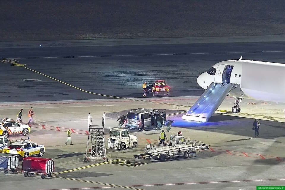 Na zdjęciu moment pościgu Hiszpana, który uciekał przed służbami na lotnisku Chopina w Warszawie / autor: Straż Graniczna