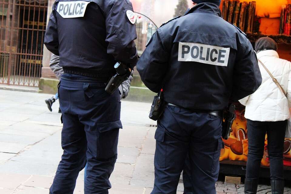 Rzucił się na policjantów z nożami. Padł śmiertelny strzał