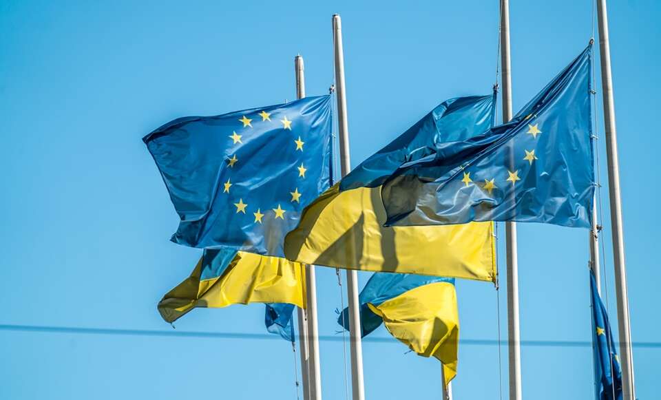 Flagi UE i Ukrainy w Kijowie / autor: Fratria