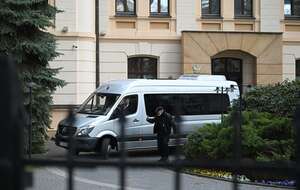 Antysędziów, którzy złożyli nieskuteczną przysięgę przywieziono wczoraj busem na teren TK. Dziś sytuacja powtórzyła się / autor: PAP/Marcin Obara