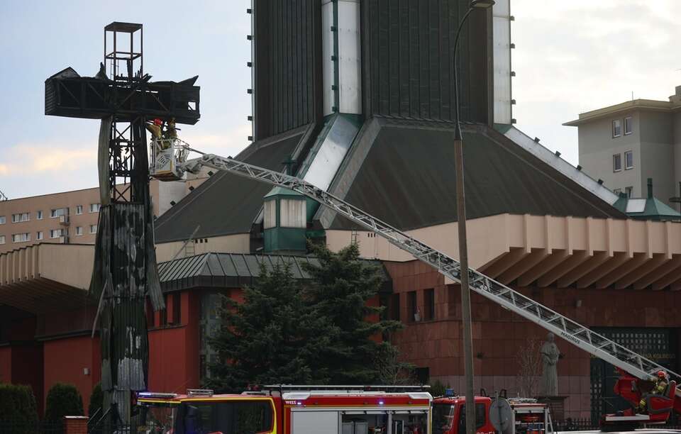 Krzyż papieski, który spłonął, zostanie odbudowany / autor: PAP/Leszek Szymańsk
