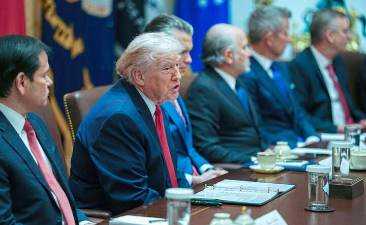 Prezydent USA Donald Trump na posiedzeniu gabinetu w Białym Domu / autor: PAP/EPA/AARON SCHWARTZ
