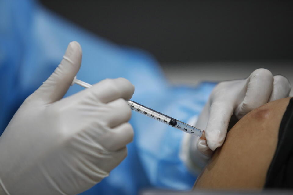 Trzecia dawka szczepionki we Włoszech jeszcze we wrześniu / autor: PAP/EPA