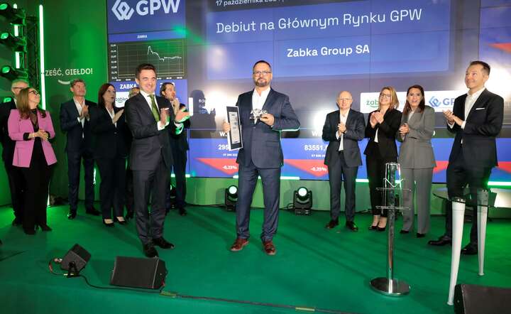 Prezes Grupy Żabka Tomasz Suchański (C) i prezes GPW Tomasz Bardziłowski (L) podczas pierwszego dnia notowań akcji Grupy Żabka na stołecznym parkiecie / autor: materiały prasowe Grupy Żabka