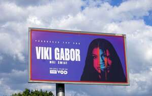 Billboard reklamujący film TVP o Viki Gabor, 2023 r. / autor: Fratria