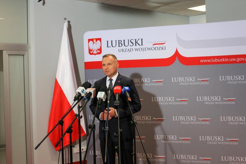 Prezydent RP Andrzej Duda podczas konferencji prasowej w Gorzowie Wielkopolskim / autor: PAP/Lech Muszyński