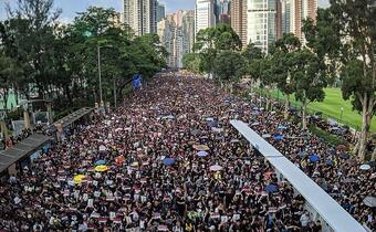 Hongkong: Protesty nie ustają. Aresztowania w centrum handlowym