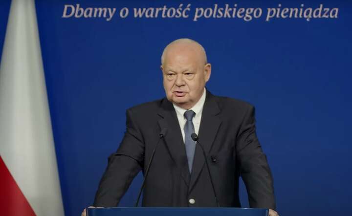 Prezes NBP prof. Adam Glapiński na konferencji prasowej, 3 lipca 2025 / autor: YT @nbppl - screen