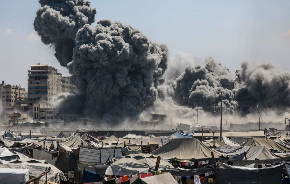 Kłęby dymu nad Strefą Gazy  / autor: PAP/EPA/MOHAMMED SABER