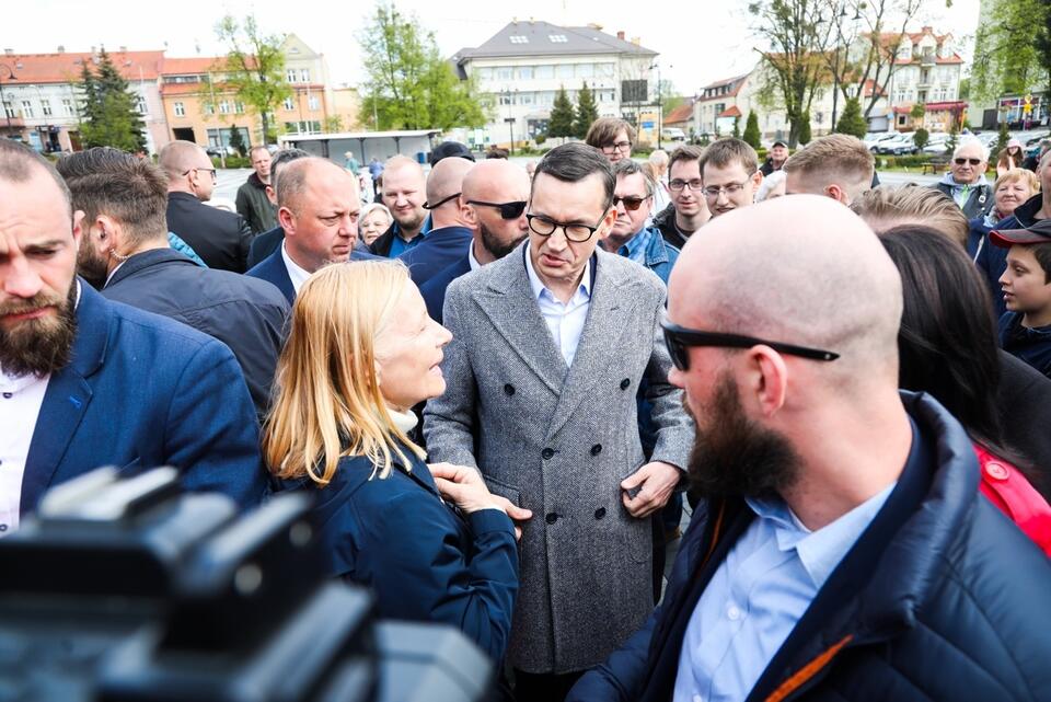 Premier Mateusz Morawiecki (C) podczas wizyty Olecku. / autor: PAP/Artur Reszko