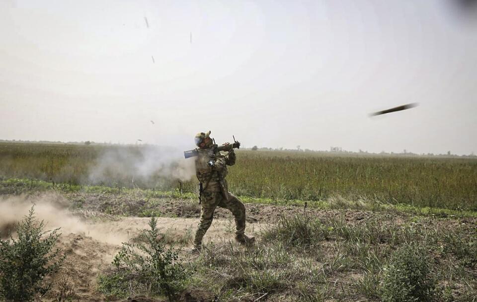 Zdjęcie ilustracyjne/ Rosyjski żołnierz strzelający z granatnika RPG-22 / autor: PAP/EPA/RUSSIAN DEFENCE MINISTRY PRESS SERVICE HANDOUT