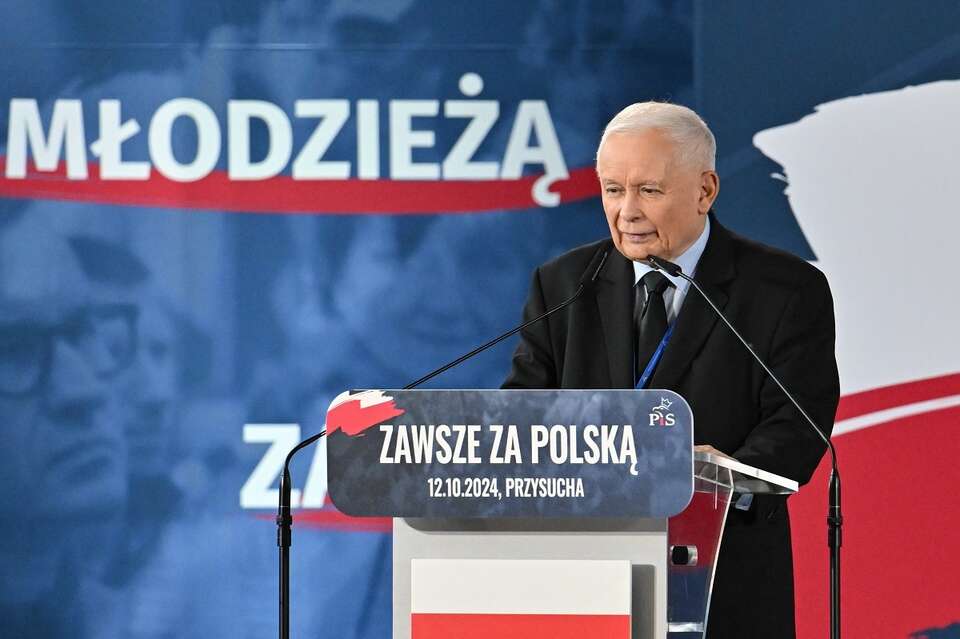 Prezes PiS Jarosław Kaczyński przemawia podczas kongresu Prawa i Sprawiedliwości w hali sportowej Zespołu Szkół nr 2 im. Ludwika Skowyry w Przysusze. / autor: PAP/Piotr Polak