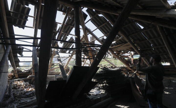 Zniszczenia w Kijowie po ataku rosyjskich dronów 28.05.23 / autor: EPA/PAP