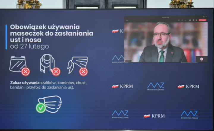 Minister zdrowia Adam Niedzielski (na ekranie) podczas konferencji prasowej w siedzibie resortu w Warszawie. / autor: PAP/Radek Pietruszka