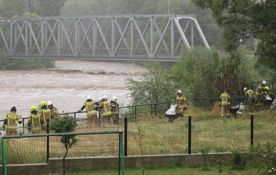 Straż pożarna zabezpiecza rzekę workami z piaskiem w miejscowości Biały Dunajec / autor: PAP/Grzegorz Momot