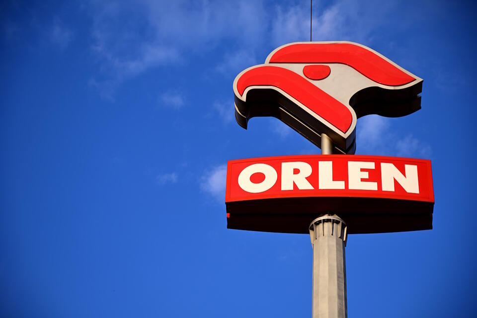 logo PKN Orlen na maszcie przy stacji benzynowej polskiego koncernu paliwowego / autor: Fratria