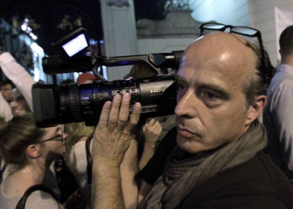 Jan Pospieszalski w trakcie pracy na Krakowskim Przedmieściu w Warszawie. Kwiecień 2010 roku