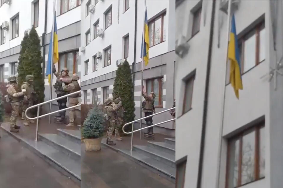 Ukraińscy żołnierze wciągają na maszt ukraińską flagę. / autor: Twitter