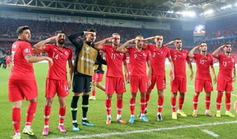 Piłkarze Turcji salutują „naszym dzielnym żołnierzom”