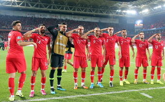Piłkarze Turcji salutują „naszym dzielnym żołnierzom”