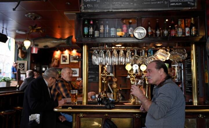 Ludzie zbierają się na drinka w pubie Half Way In w Sztokholmie, Szwecja, 23 marca 2020 r. Bary i restauracje w Szwecji są nadal otwarte / autor: PAP/EPA/Ali Lorestani