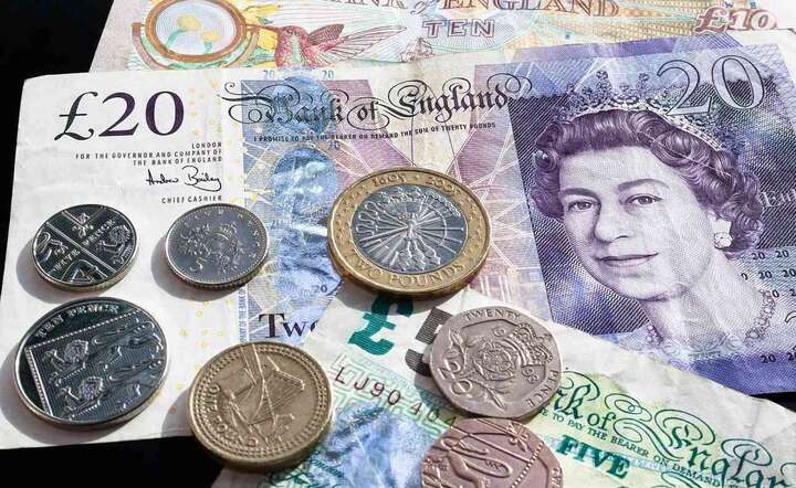 Banknoty z wizerunkiem królowej Elżbiety II wciąż w obiegu / autor: Pixabay