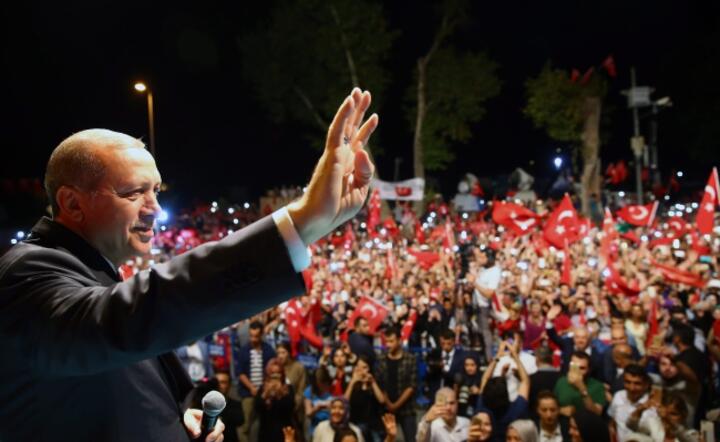 Prezydent Recep Erdogan pozdrawia swoich zwolenników na wiecu po stłumieniu wojskowej rebelii, fot. PAP/EPA/TURKISH PRESIDENTAL PRESS OFFICE