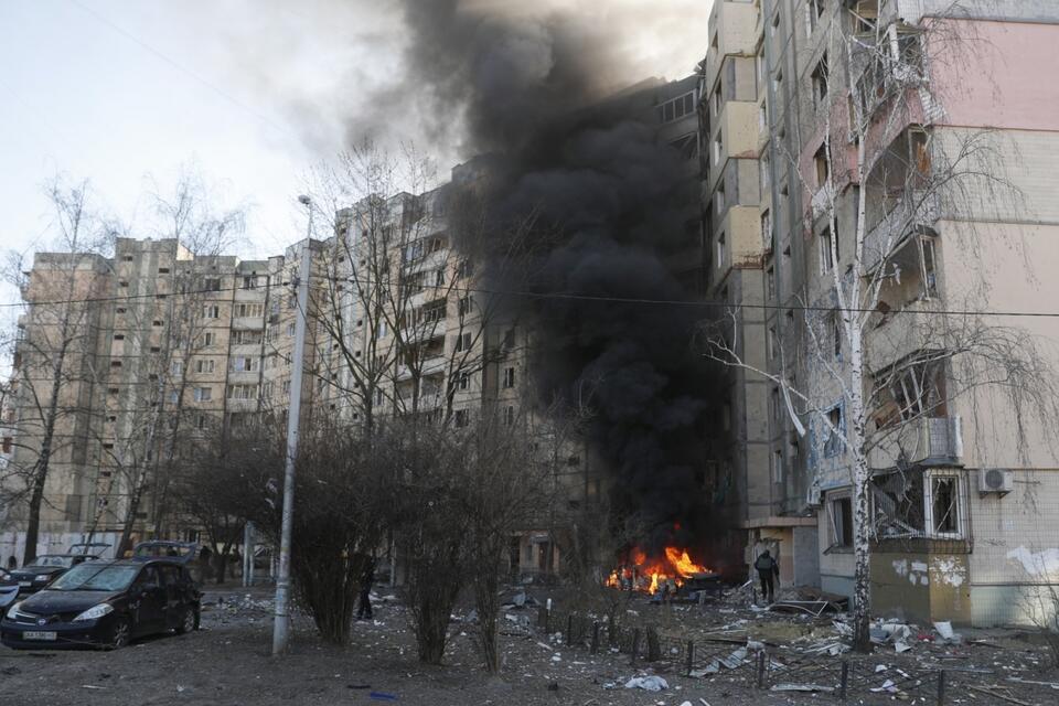 Płonący budynek w Kijowie  / autor: EPA/PAP