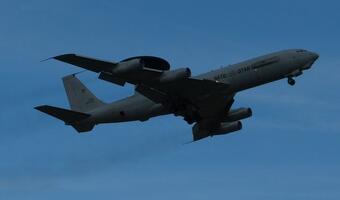 Samolot rozpoznawczy NATO AWACS patroluje niebo nad Warszawą