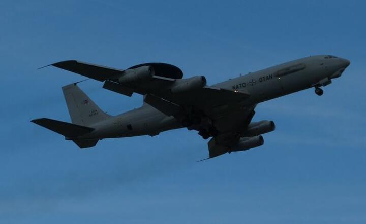Samolot rozpoznawczy NATO AWACS patroluje niebo nad Warszawą
