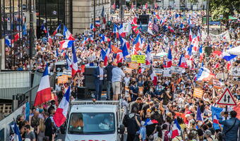 Francja: Olbrzymie protesty przeciwko przepustkom sanitarnym