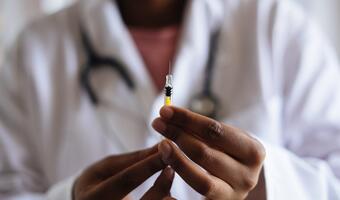 Szczepionki nie chronią najstarszych? Wyniki badania izraelskich naukowców