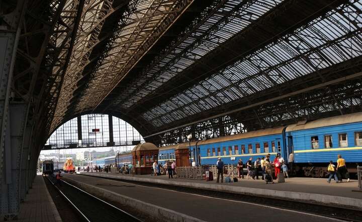 Przez dworzec we Lwowie przejeżdża większość pociągów z Ukrainy  / autor: pixabay